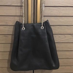 BLACK TOTE BAG. 🌸💕 FOREVER21